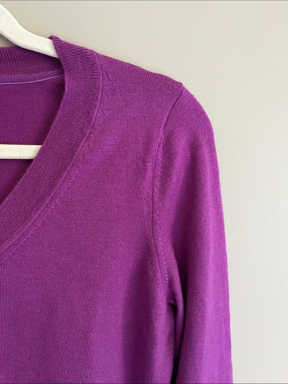 Banana Republic 100% Fine Merino Wool V-Neck Purple/ Magenta Sweater size medium - Picture 6 of 14